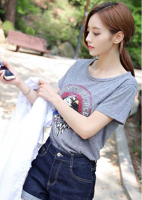 紧身裤随意搭配都时髦，妹子秀出好身材，看起来更性感