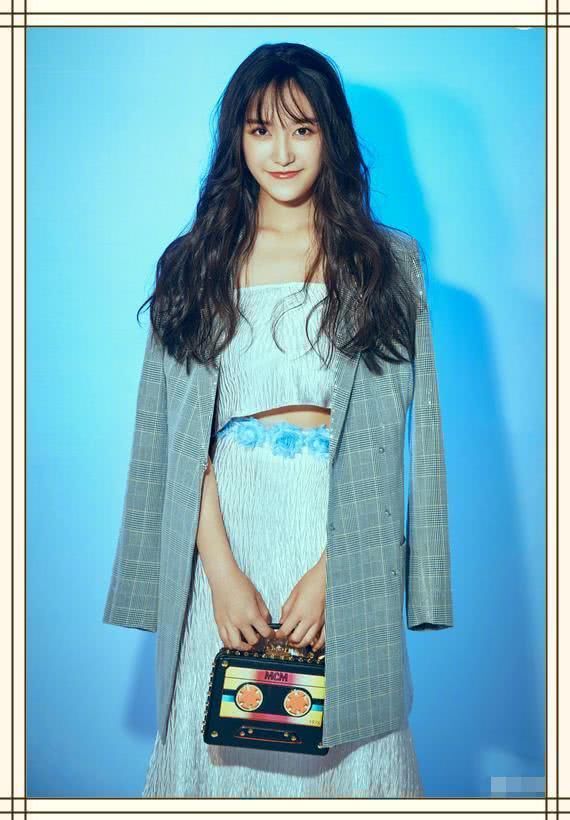 蒋依依完全长开了真美，不过这双腿才是真亮了，网友:这腿简直了