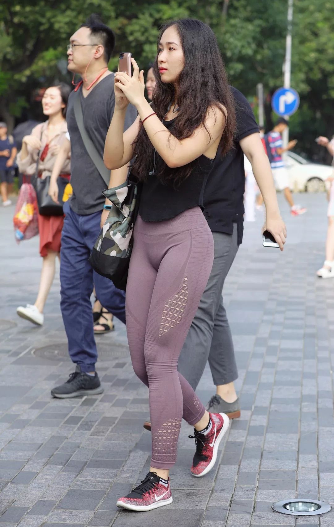 街拍:穿运动装的性感美臀美女