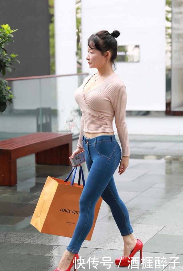  紧身裤：街拍美女：小姐姐高颜值身材好，紧身裤的穿搭，显性感魅力！