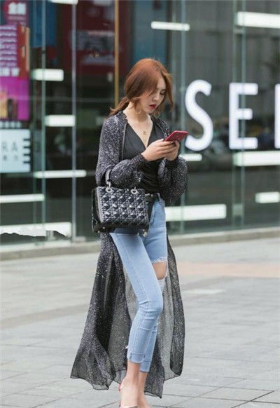  「金发」街拍：飘逸的金发美女，彰显出与众不同的的美感