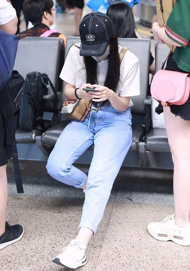 要不是张雪迎,这一身还真没人可以驾驭得了!网友:腰细最关键!