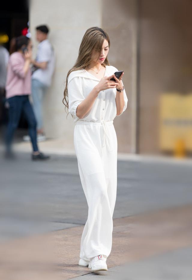 美女小姐姐纯洁亮丽英姿飒爽，让人好生羡慕！