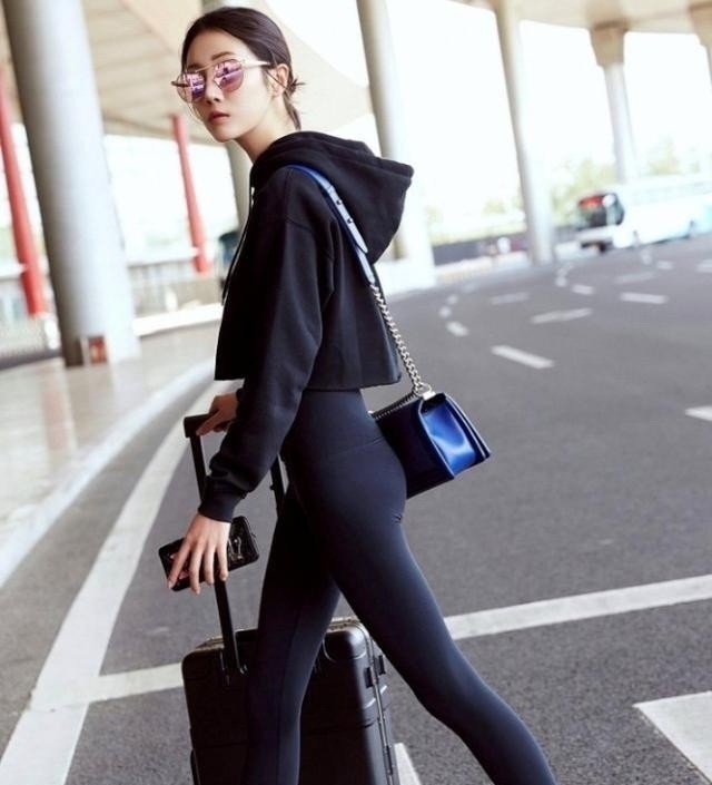 「美女」街拍:气质美丽的紧身打底裤美女,凸显高傲气质,让人为之行动!