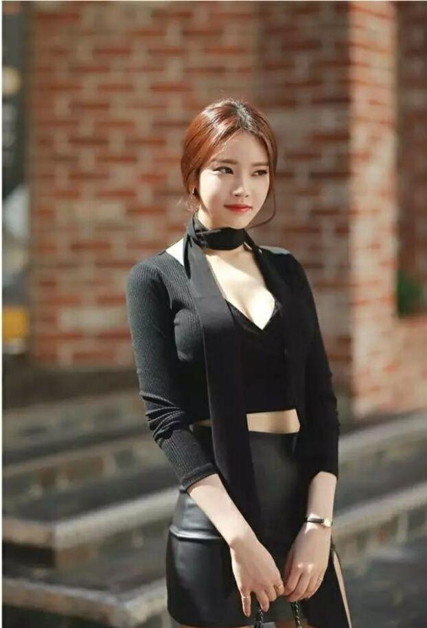 街拍小姐姐黑皮裙秀身材, 大长腿彰显魅力, 侧开叉不能再高了!