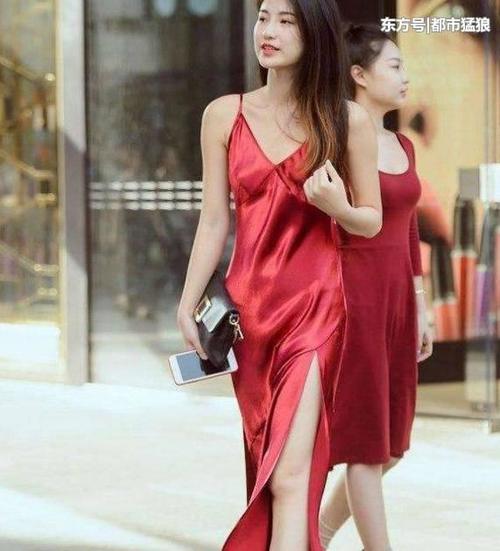 街拍: 成都美女, 穿衣的开放程度, 不输于国外