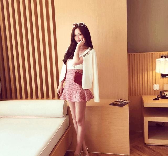 高跟鞋配性感短裙在手，显得特有女人味