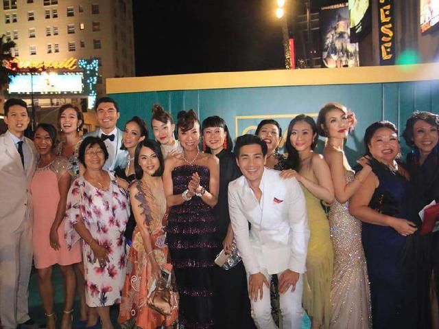 56岁杨紫琼身材纤细，大胆穿薄纱裙，网友：换个发型吧！