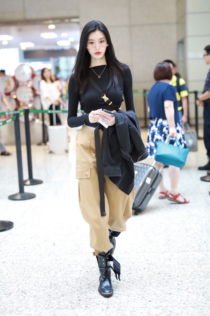 奚梦瑶现身机场，清爽干练，紧身漏背装显出完美身材!