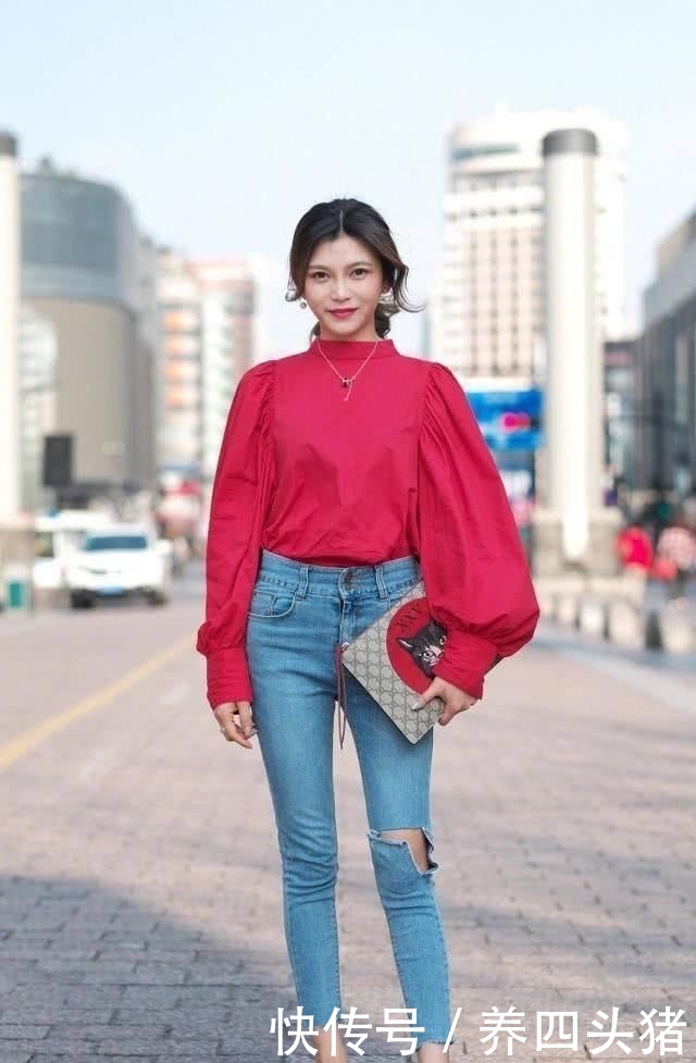 「柔美」毛绒上衣搭配休闲牛仔裤,十分清新脱俗,柔美设计更显大气