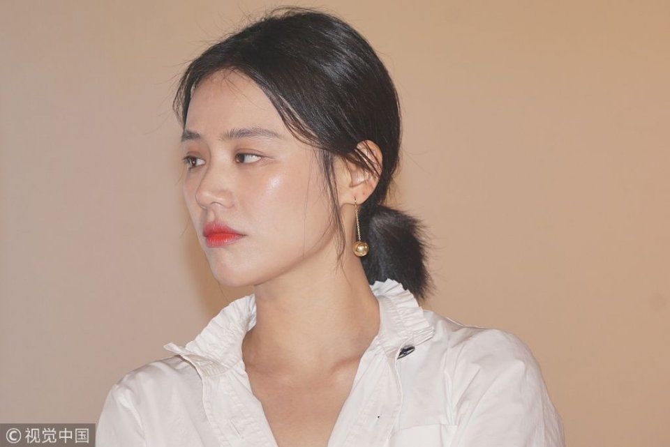 马思纯着白色收身连衣裙秀长腿身材曼妙  露“海绵宝宝笑”显开朗