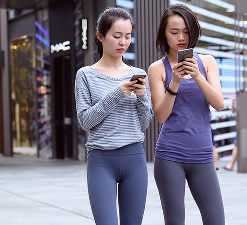 紧身打底裤:青春可爱的装扮,完美修饰女性曲线!