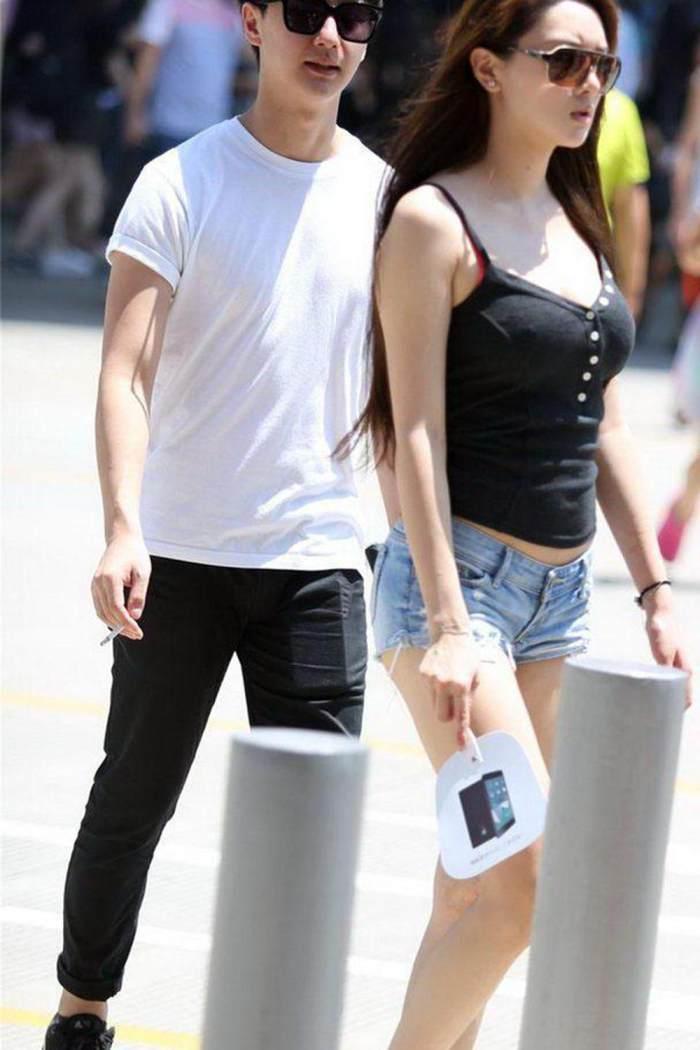 街拍：美女吊带上衣搭配小短裤，成熟女人魅力十足