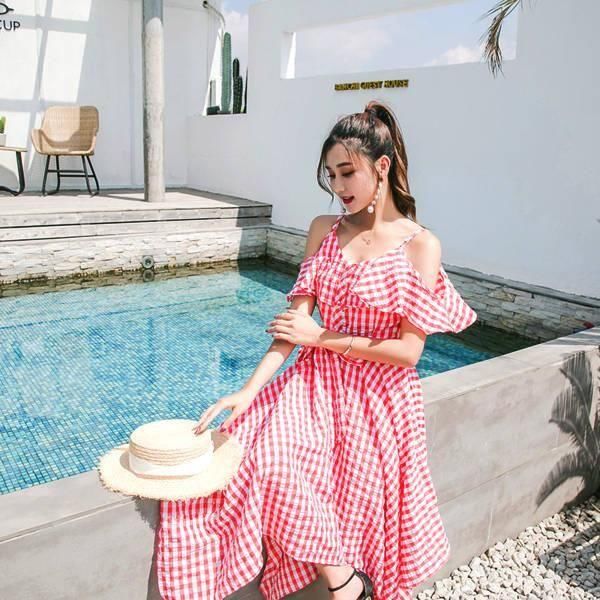 妩媚香肩优雅露，一字领连衣裙来助攻