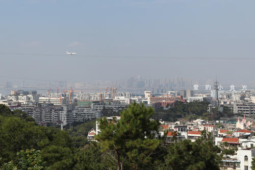 大雪将至,而这座城市却总是入冬失败,街上行人各种乱穿衣