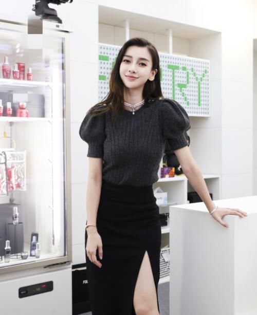 『 杨颖』不料却意外显腿长,真服了31岁杨颖!穿丝袜故意往下扯一点