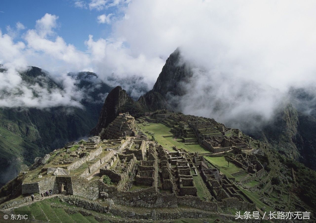 秋日天空，天高云淡，往事都已遥远，甚至记不清某一朵云的微笑