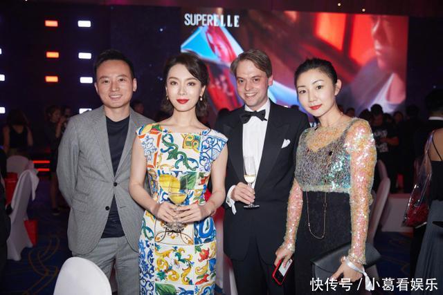 一大早就被旗袍女神陈数惊艳到了，浓墨重彩的旗袍衬托出端庄优雅