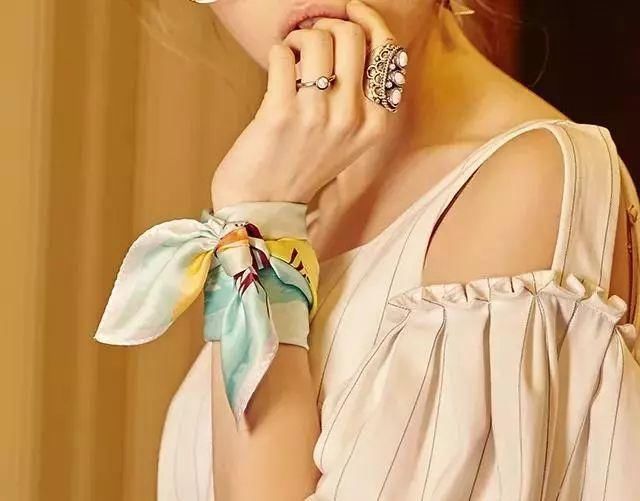 一条丝巾,拯救你无聊的穿搭