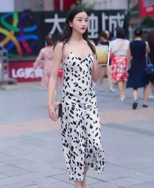 「气质」街拍:姿色天然的小姐姐,一条枣红色的连衣裙,时尚优雅气质