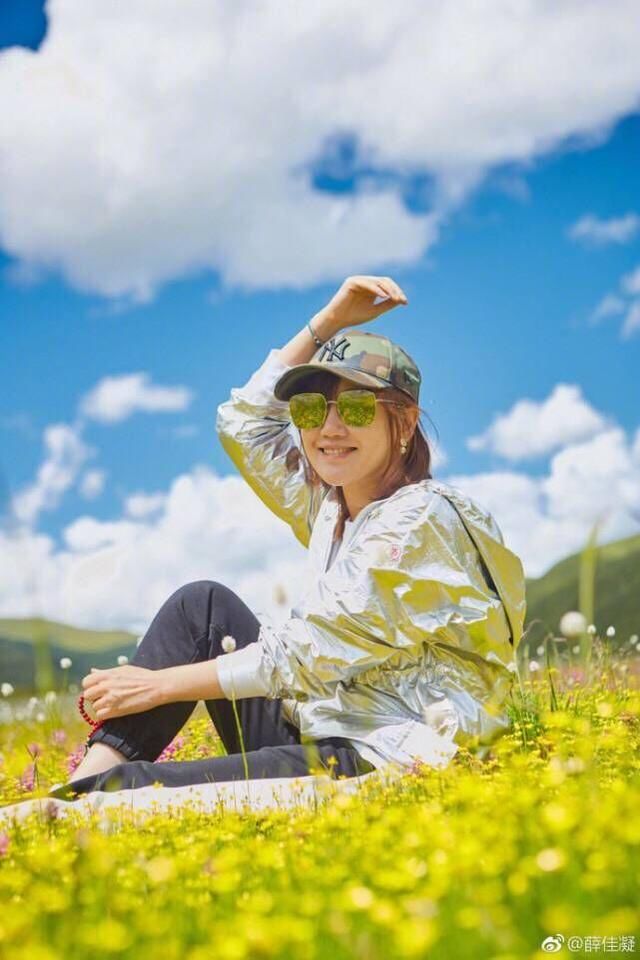 薛佳凝微博晒照疑似回应与胡歌复合传闻，蓝天绿草下少女味十足