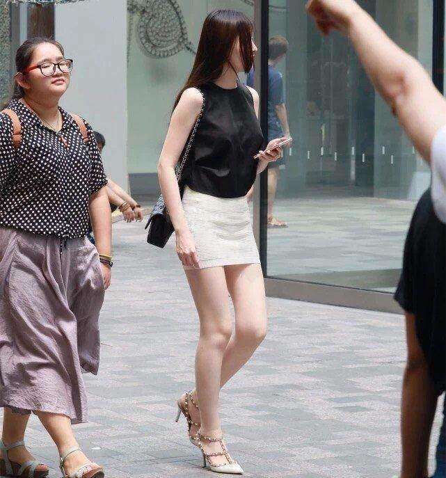 街拍: 紧致的包臀裙, 这也太短了吧?