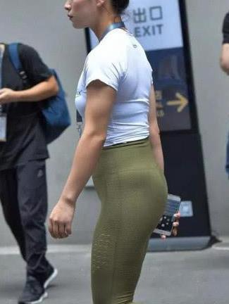 时尚修身的打底裤，潮范的新穿法，展露女生腿部曲线美