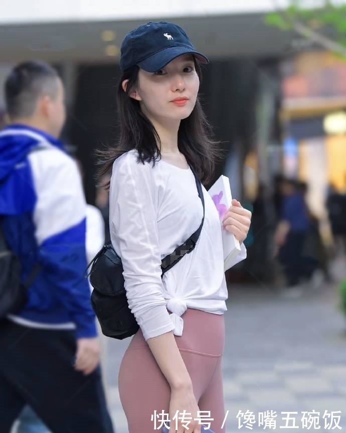 #喜欢#街拍:清新可人的小姐姐,手遮笑容有点羞涩,真是太甜美了