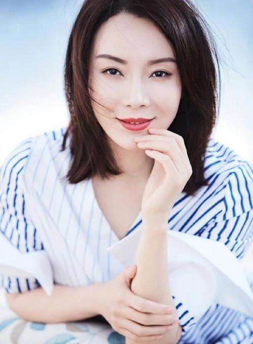 41岁的陈数身穿印花旗袍大秀好身材，古典优雅，这气质真不是盖的