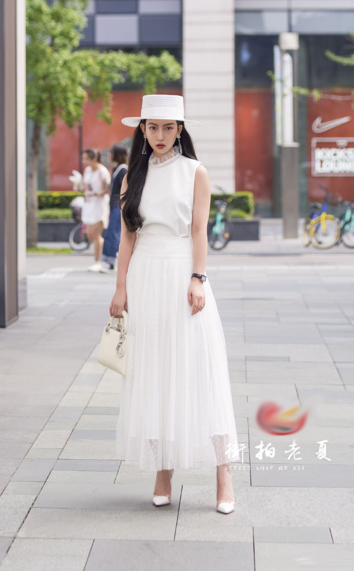 街拍北京:会穿衣搭配的女孩，会打造出了一种与众不同的美丽!