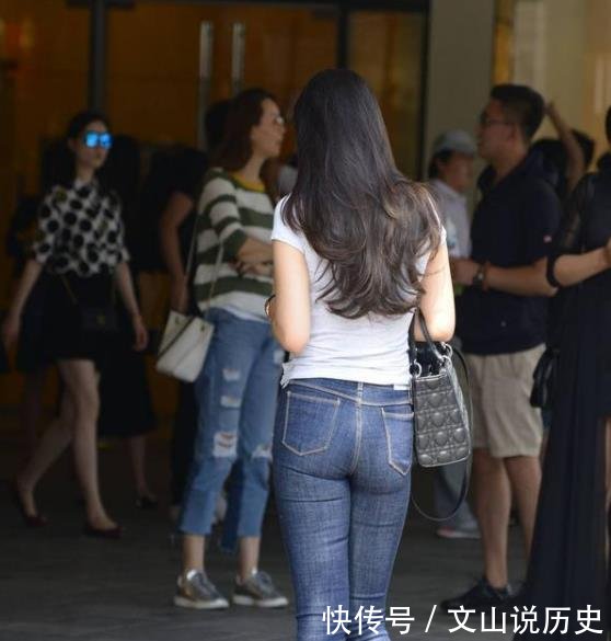 面带微笑:街拍面带微笑的美女,一条白色的连衣裙,时尚靓丽气息