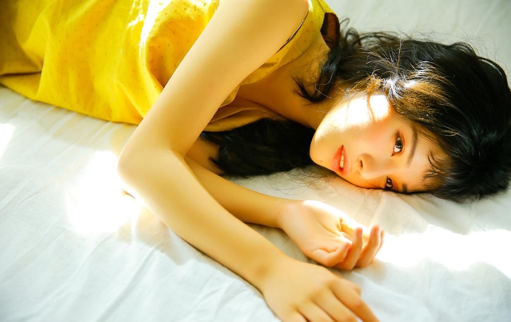 亚洲性感熟女居家床上风情诱惑图片