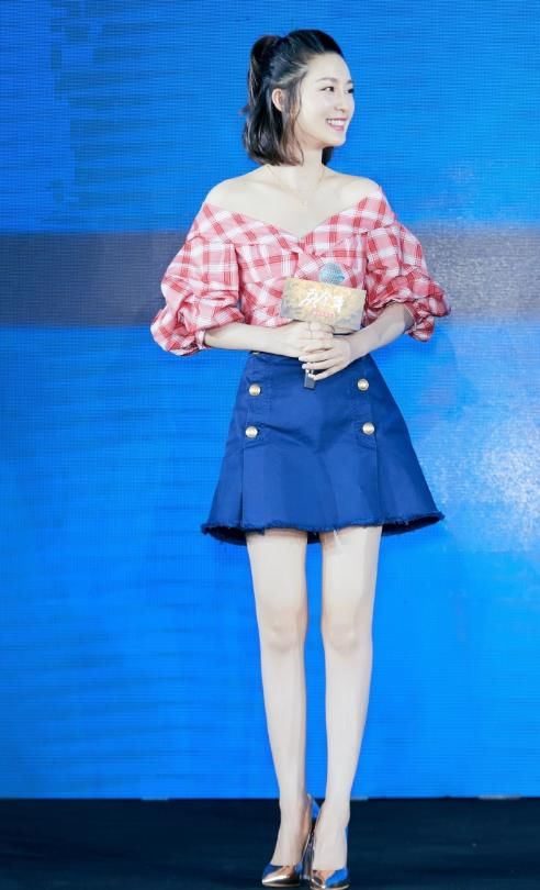 李沁穿露肩裙出席活动,发型师遭网友评论:这次必须不给盒饭吃!