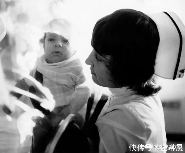 『触摸』12岁才走出隔离罩的“泡泡男孩”,在死亡前第一次触摸到了妈妈