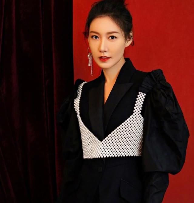  少女：林小娘高露短上衣配修身裙甜美又可爱，简直就是少女