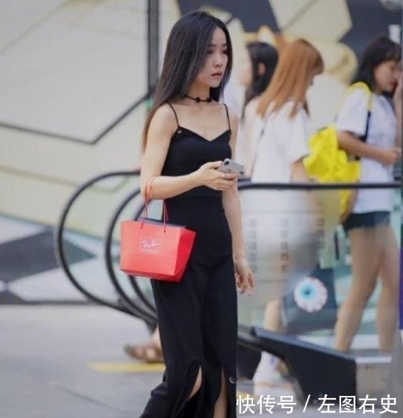 美女:街拍美女:穿着时尚的小姐姐逛街,身材苗条,休闲大方!