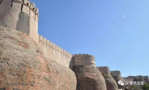 长城不是只有我们国家才有,就在我国旁边也有一条,而且建造花费