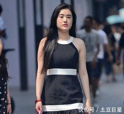  气质@气质的街拍：美女肤白貌美，散发迷人气质