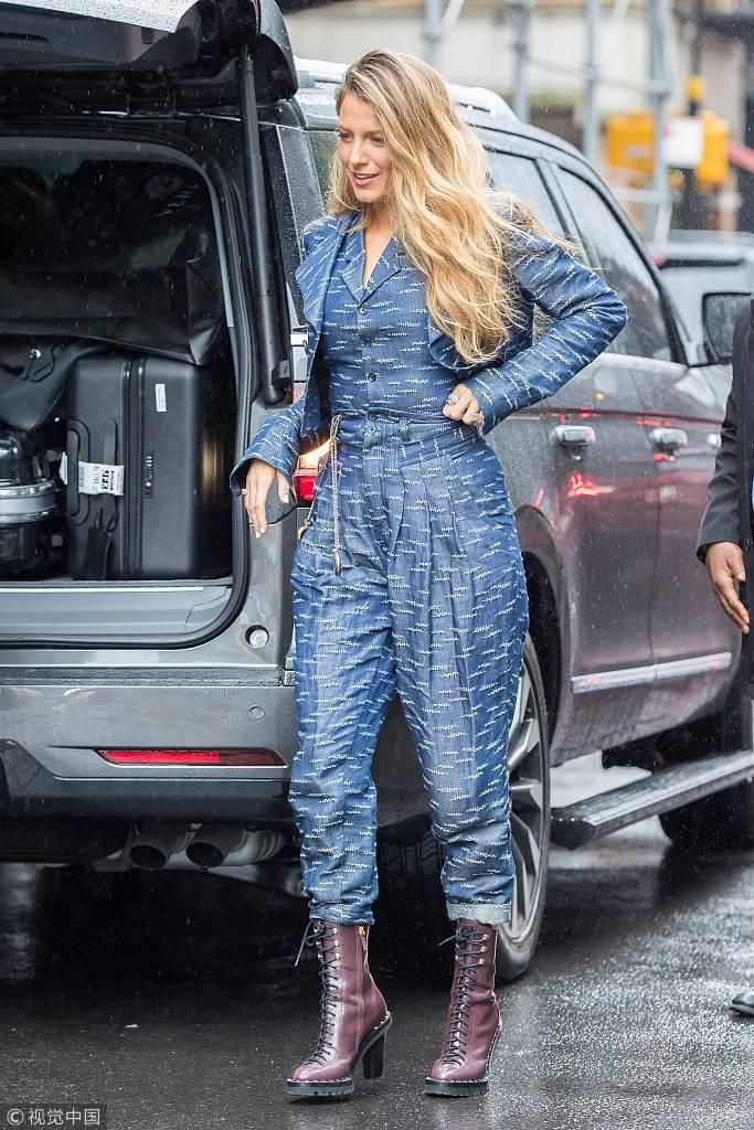 布莱克莱弗利穿连体装显高挑身材前凸后翘 长发飘逸灿笑挥手无星