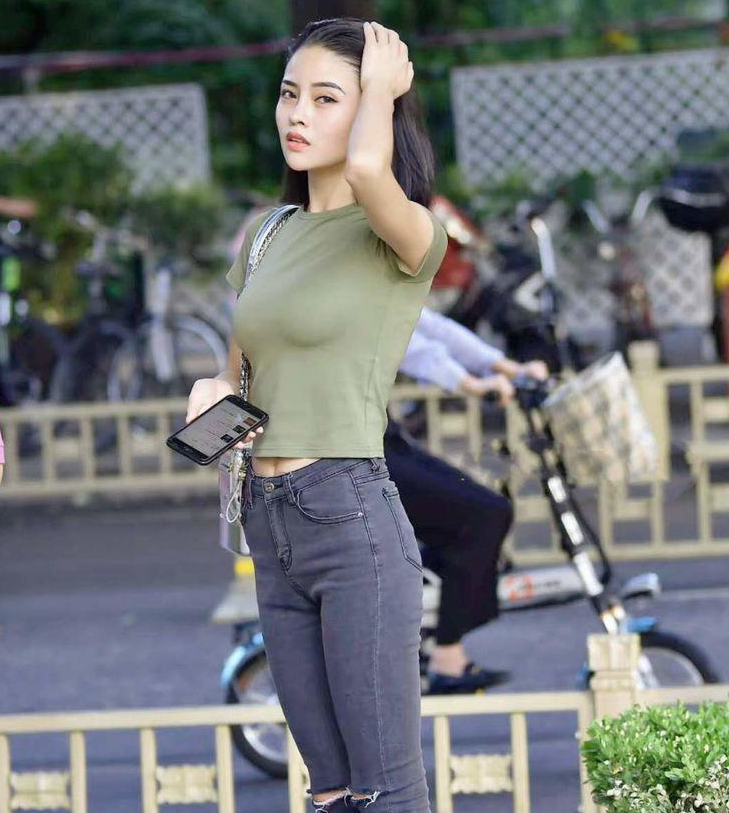 街拍精致的气质美女，黑色连衣裙尽显女人味，浑身散发着迷人的魅