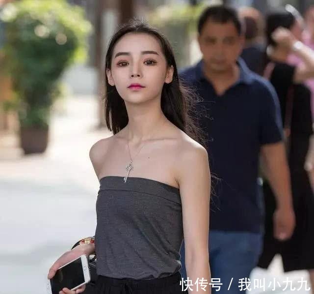 街拍小姐姐前面女孩露半脸，这位姑娘脸蛋全露！