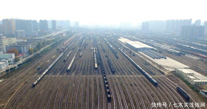 亚洲最大的火车站，有100多条轨道，每天接发列车600列，就在中国