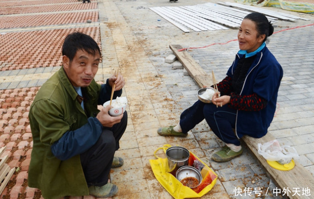  [农民]农民工吃午餐的照片，看完让人心酸，我再也不想浪费粮食
