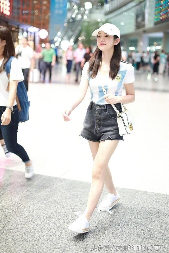 陈妍希穿阿根廷球服秀小细腿像高中生，网友：别臭美了，鞋带掉了