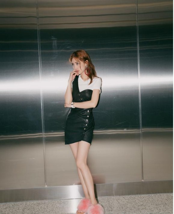 杨颖穿露肩连衣裙,还硬塞一件白T在里面,网友:黄晓明管得真严