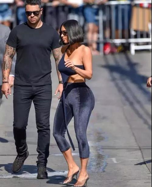 街拍美女：外国人的时尚有点看不太懂,这种衣服你见过没？