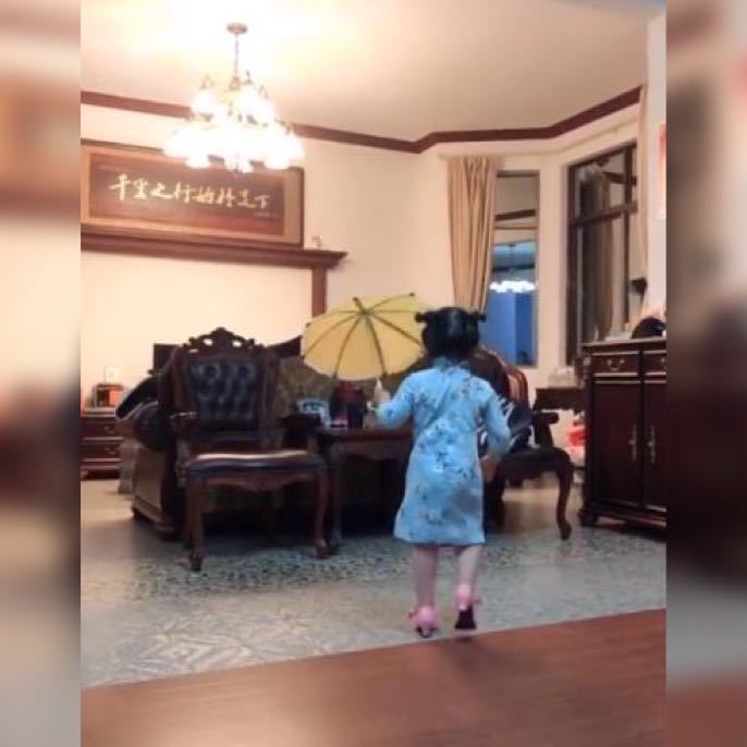 努力■网友：努力站稳是我最后的倔强！，小女孩因穿旗袍、踩高跟鞋走红