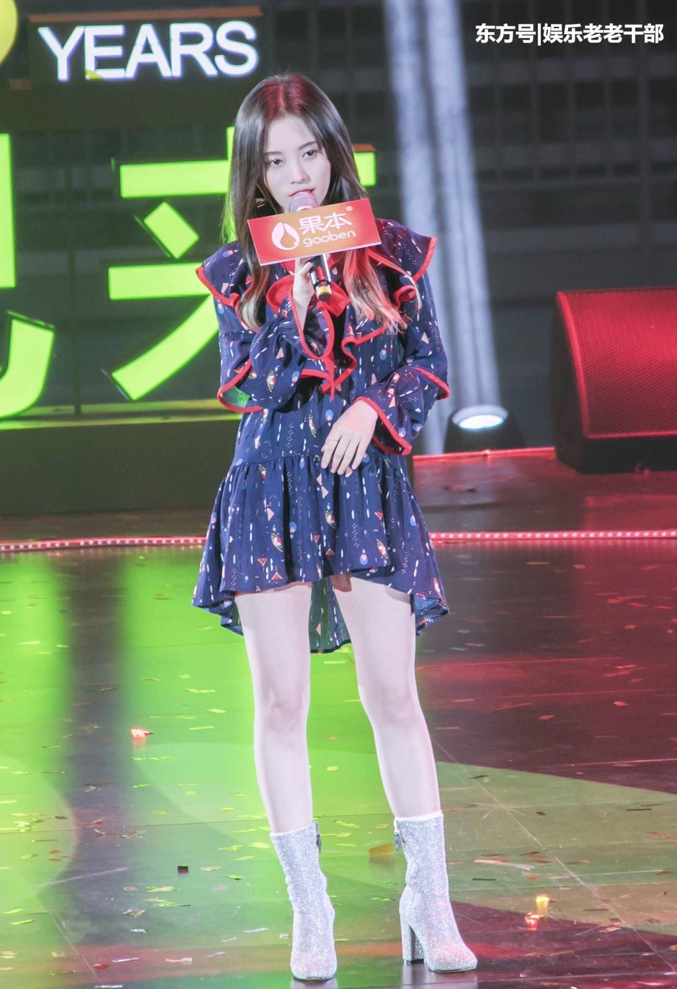 白色T恤+高腰短裤，“四千年美女”鞠婧祎尽显小蛮腰