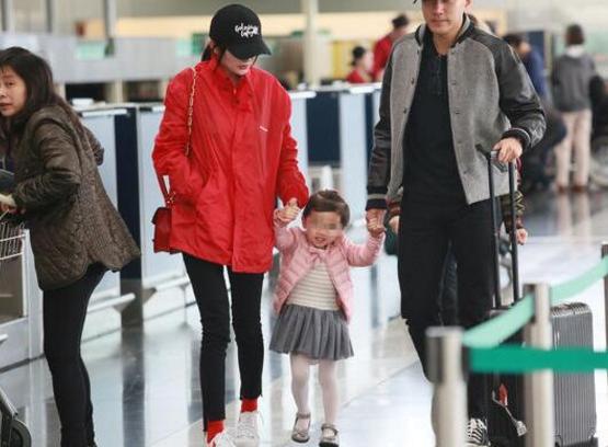 杨幂出席活动坐姿亮了,这腿夹的真高明,网友:一