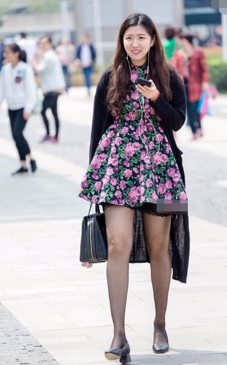 职场姐姐随性逛街，黑丝碎花欲露还羞，脚步随音乐律动，优雅灵动